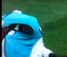 Ο Mario Balotelli παλεύει να βάλει την φανέλα του